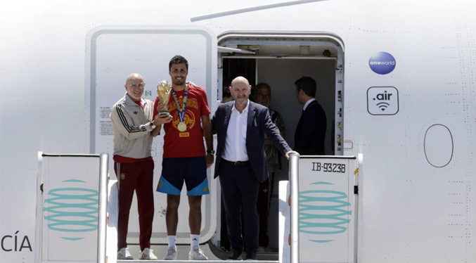 La selección española aterrizó en Madrid con el trofeo de campeones del mundo