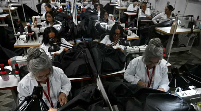 Un taller de moda pasa a confeccionar bolsas mortuorias tras los terremotos en Venezuela