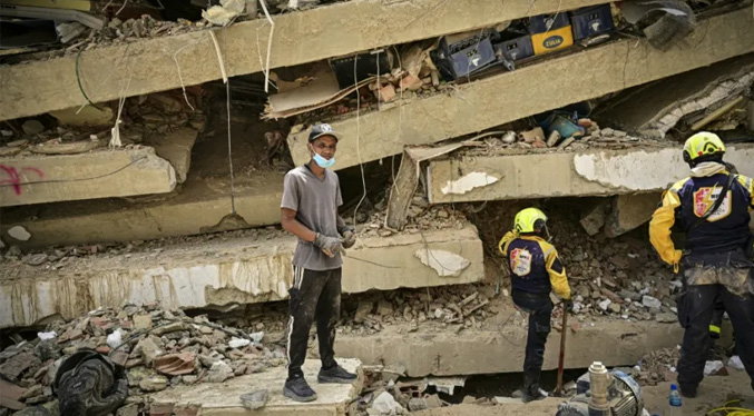 La búsqueda de desaparecidos se intensifica tras el doble terremoto en Venezuela