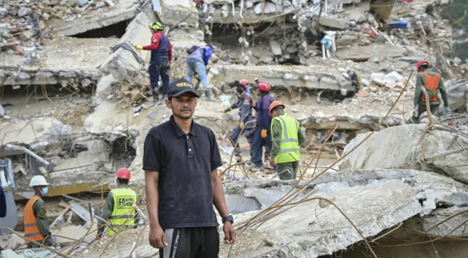 «Hasta lo último»: El trauma de un voluntario por encontrar a sus familiares sepultados en Venezuela