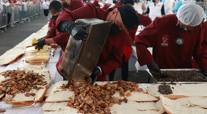 Una torta de pan de 1,5 toneladas conquista un récord Guinness en México