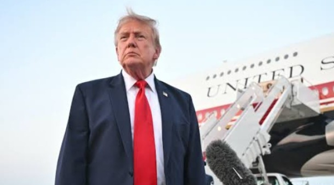 Trump le impone un arancel adicional de 50 % a su vecino