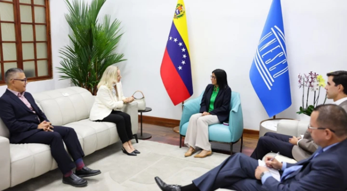 Delcy Rodríguez y directora general de la Unesco evalúan plan de continuidad educativa