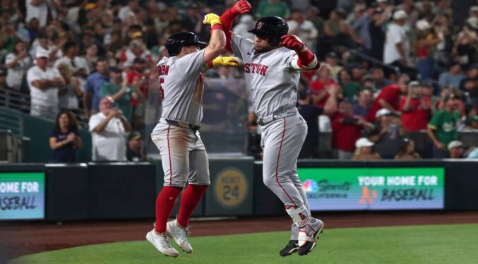 La dupla Abreu-Contreras marca la remontada de Boston a fuerza de batazos