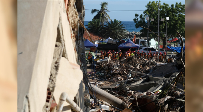 Comerciantes en La Guaira reabren entre la tragedia del terremoto para salvar sus negocios