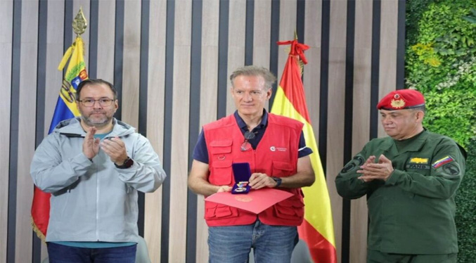 Venezuela condecora a 150 españoles que ayudaron en labores de rescate tras terremotos