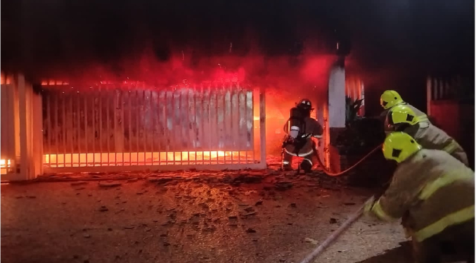 Cap. Marcos Amaya resalta rápida actuación de Bomberos para apagar llamas en residencia de La Lago