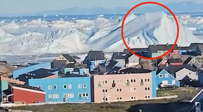 Enorme iceberg se desprende frente a las costas de Groenlandia
