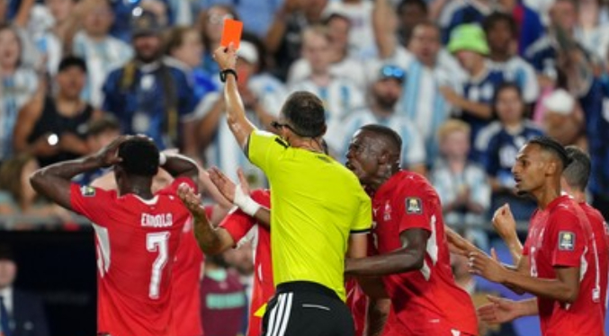La IFAB admite que la expulsión de Embolo ante Argentina fue un error arbitral