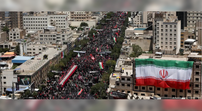 Irán sepulta a Jamenei entre llamamientos a la «venganza»