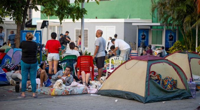 Terremotos convierten aceras, plazas y parques de Caracas en refugios improvisados