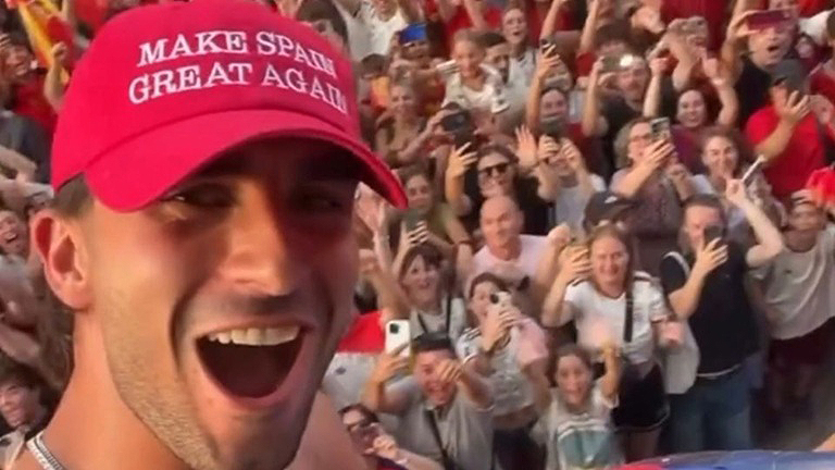 Casa Blanca reacciona a la gorra de Ferran Torres: «Todo el mundo quiere subirse a la ola»
