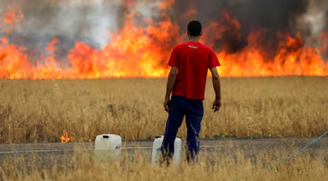 Incendio descontrolado quema ya 10.000 hectáreas en el este de España