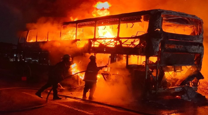 Incendio consume un autobús en la ARC sin víctimas fatales ni heridos