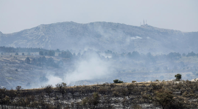 Los bomberos avanzan hacia la contención del inmenso incendio al norte de Madrid