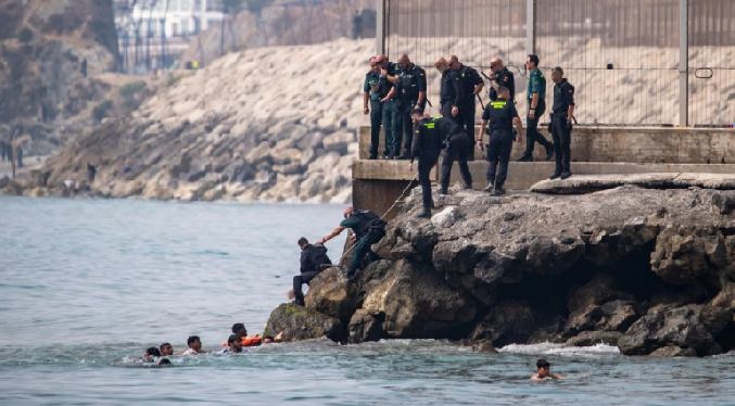 Autoridades de Ceuta piden a España declarar emergencia tras llegada de miles de migrantes