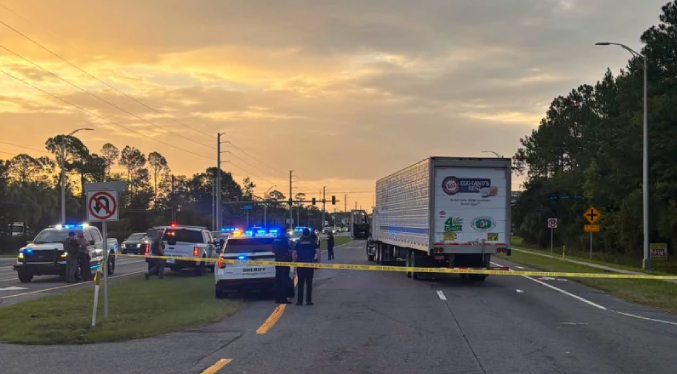 Mexicano que huía de agentes migratorios en Florida muere atropellado por un camión, dice la policía
