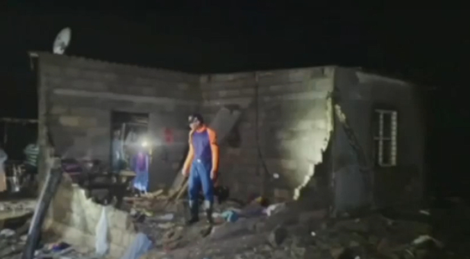 Onda tropical hace colapsar pared de vivienda en Sinamaica donde muere un infante