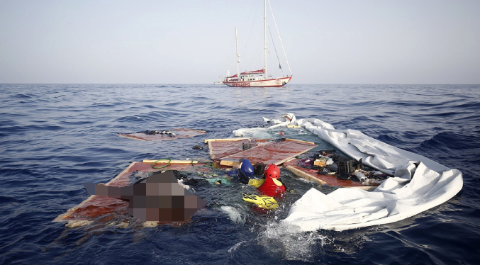 Al menos 50 muertos al naufragar barco con migrantes frente a costa de Libia