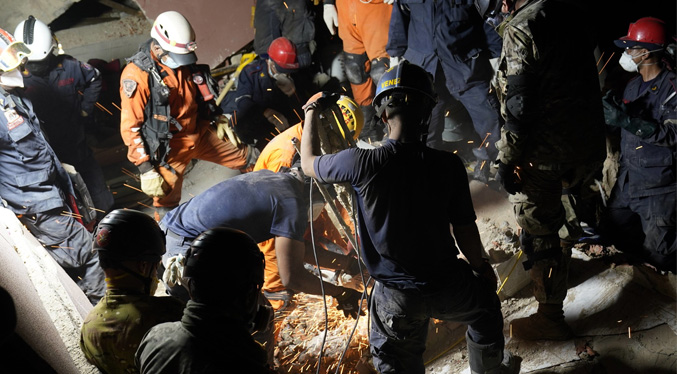 Rescatistas luchan por sacar de los escombros a un venezolano vivo siete días después de los terremotos