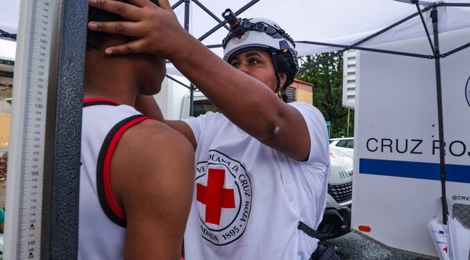 Clínicas móviles de la Cruz Roja Colombiana comienzan a operar en La Guaira tras los terremotos