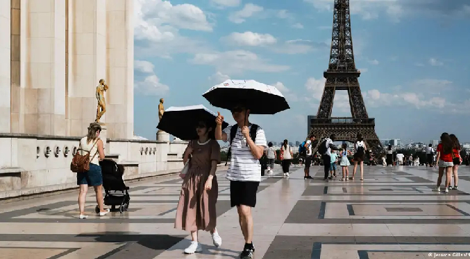 Torre Eiffel y museos de París cierran por ola de calor
