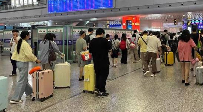 Aeropuertos del este de China sufrieron cancelaciones de vuelos por el paso del tifón Dolphin