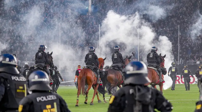 Alemania: 85 heridos tras incidentes en partido de fútbol