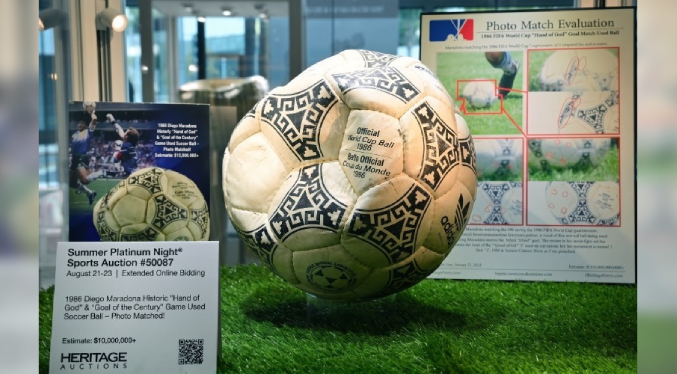 El balón de la «Mano de Dios» de Maradona se subasta por más de 3 millones de dólares