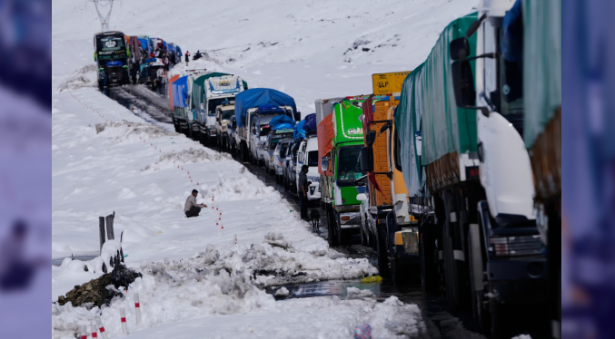 Fuertes nevadas obligan a suspender decenas de vuelos y cerrar carreteras en Bolivia