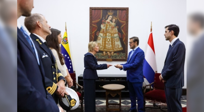 Canciller de Venezuela recibe las copias de estilo de la nueva embajadora de los Países Bajos