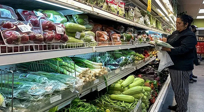 Una familia venezolana necesita 727 dólares solo para la alimentación de un mes, según Cendas