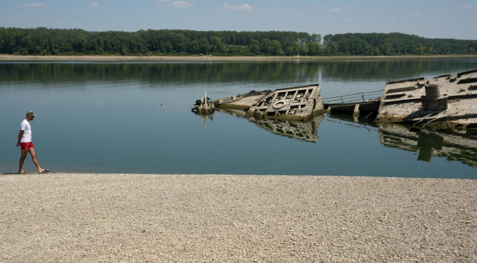 El agua del Danubio baja tanto que emergen barcos de la Segunda Guerra Mundial
