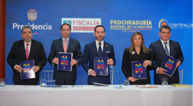 De la Espriella entrega información sobre 82 presuntos casos de corrupción del gobierno Petro