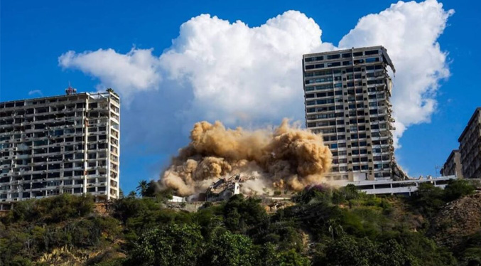 Ejecutan demolición controlada del edificio Samantha A en La Guaira