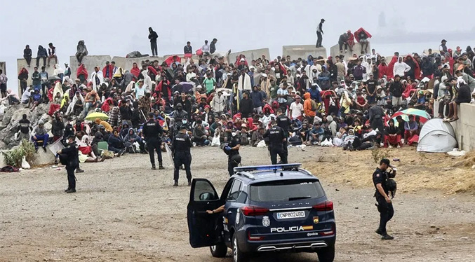 Vuelven a desalojar a más de mil migrantes de la playa en la ciudad de Ceuta