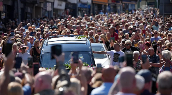 Último adiós a la cantante británica Bonnie Tyler en su funeral en Gales