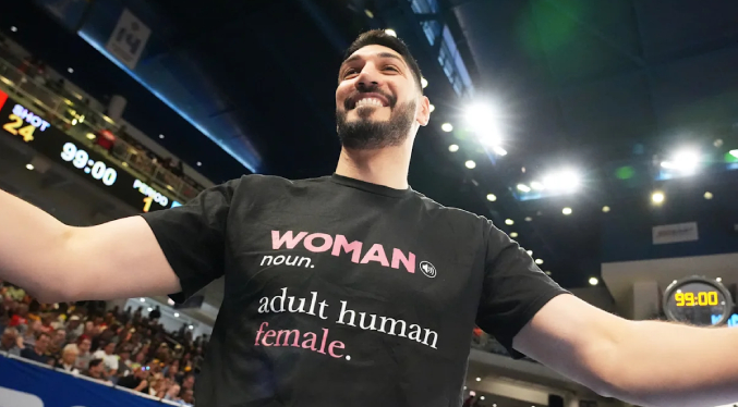 Exjugador de la NBA expulsado de partido de la liga femenina de EEUU por lío de género