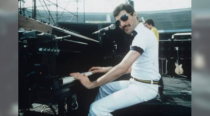 Subastan el piano y micrófono del fallecido cantante británico Freddie Mercury