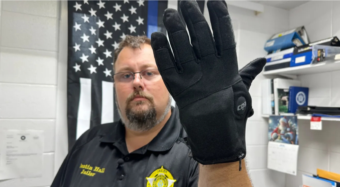 Congresistas y activistas rechazan la compra de guantes eléctricos para el ICE