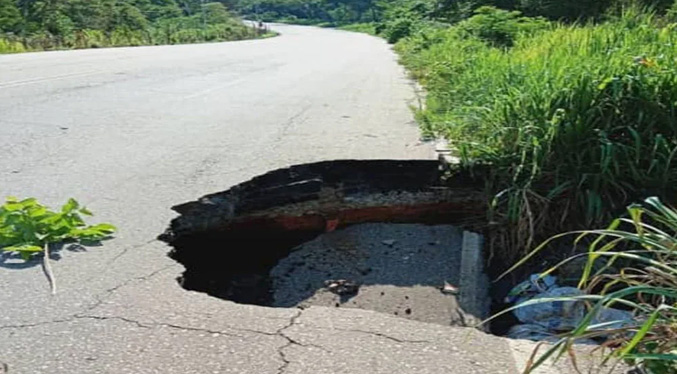 Conductores reportan falla de borde en la carretera Lara-Zulia a la altura de El Venado