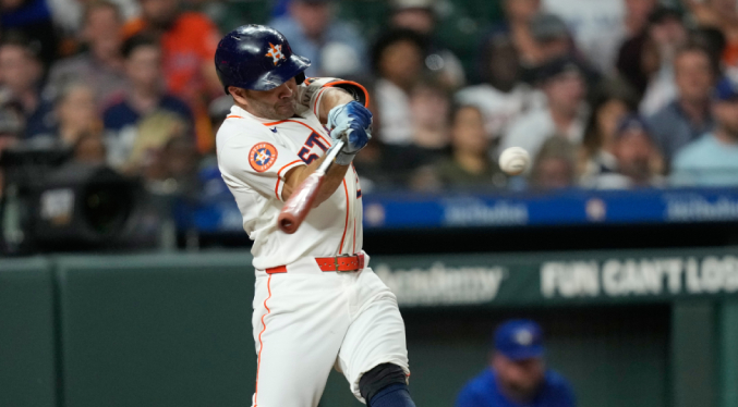 José Altuve supera a Bob Abreu entre los reyes del hit criollo en la MLB