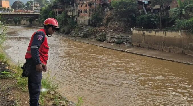 Localizan muerta a mujer que fue arrastrada por la corriente de agua en Caracas
