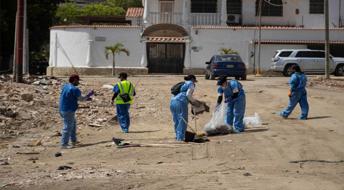 Ciudadanos limpian calles de La Guaira tras sismos para ayudar a reducir contaminación