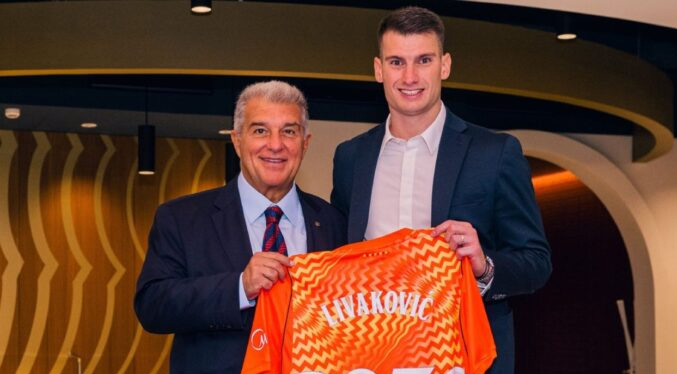 Barcelona hace oficial el fichaje del portero Livakovic