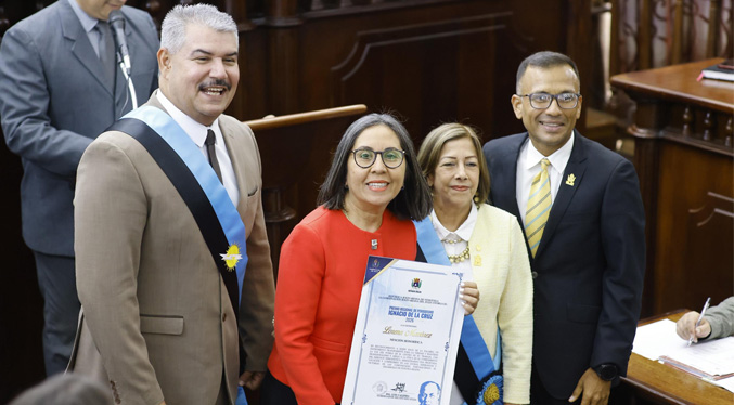 Lorena Mavárez recibe mención honorífica por parte de la Gobernación de Zulia