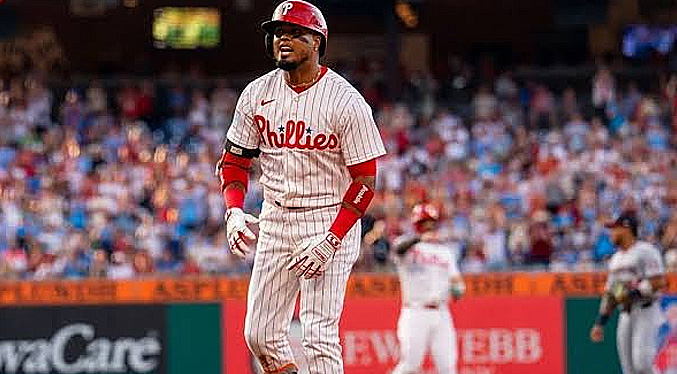 Arráez debuta con solidez y producción en los Phillies