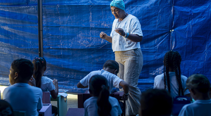 Maestra convierte refugio en una escuela para niños afectados por terremotos en Venezuela
