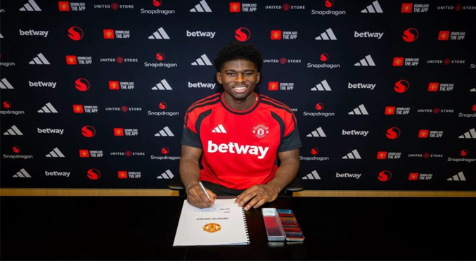 Manchester United oficializa la llegada de Carlos Baleba