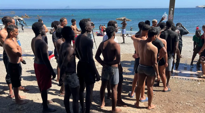 Cientos de menores deambulan por Ceuta desde hace una semana a la espera de ser atendidos